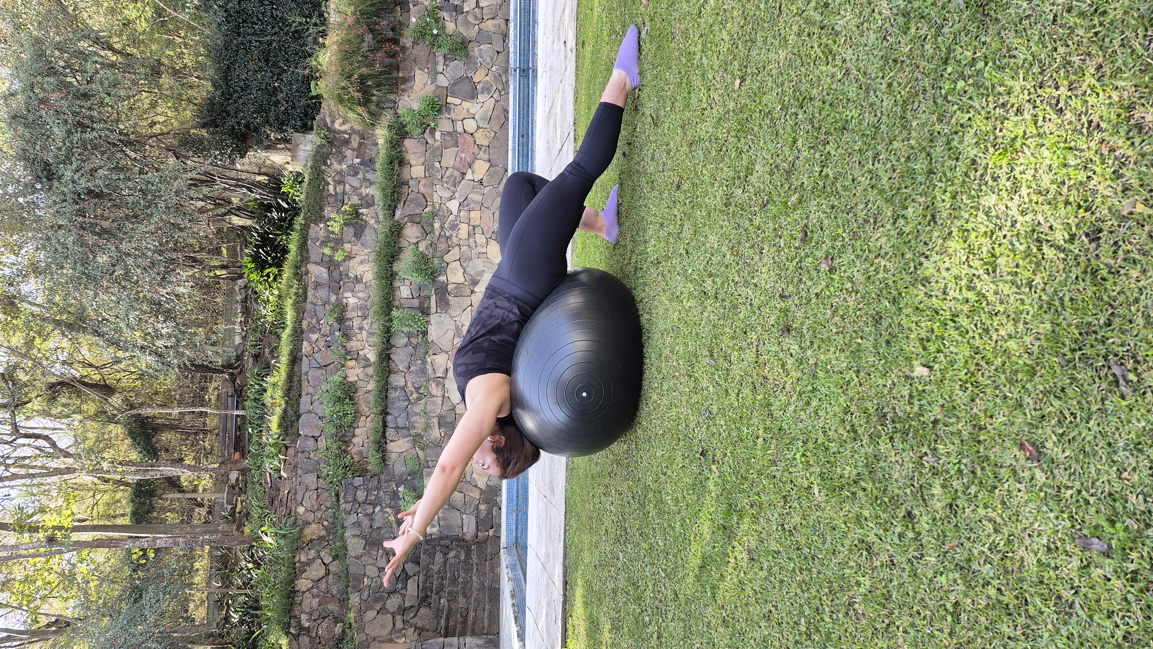 Elongación y práctica en el jardín exterior